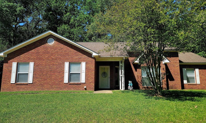 Vicksburg Casa | Charming 3-bedroom house with AC, WiFi, and great neighborhood in Vicksburg, MS