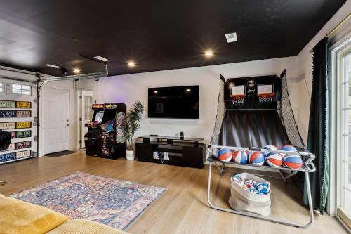 Vermilion Casa | Charming 3-Bedroom - Hot Tub & Game Room