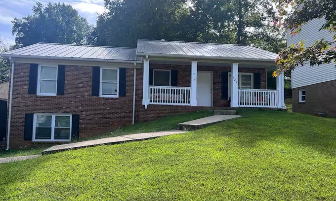 Danville Casa | Charming 3-bedroom house with AC, fitness room, WiFi in wonderful Danville