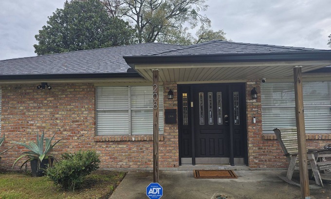 Kenner - Louis Armstrong International Airport Casa | Charming 3-bedroom house with WiFi, fitness room in peaceful Metairie