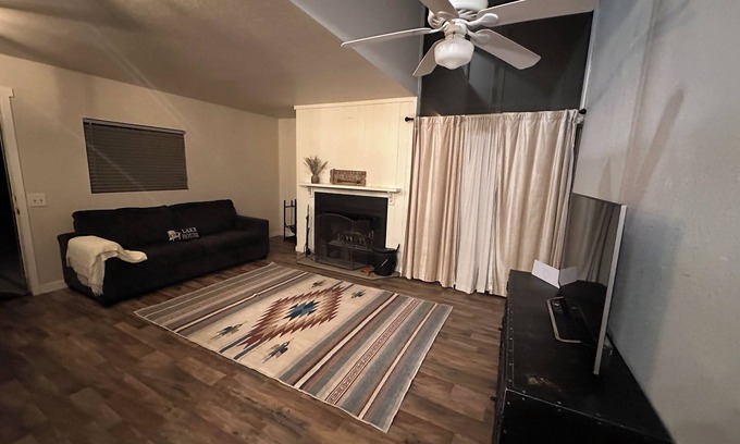 Oak Shores Casa | Charming 3-bedroom house in Oakshores with AC by the lake