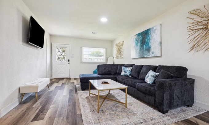 Riverside Terrace Casa | Charming 3-bedroom house in cool Houston with WiFi and AC