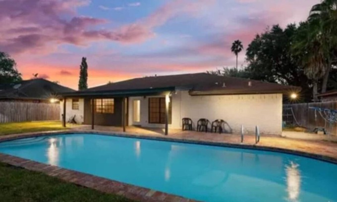 McAllen Casa | Charming 3-bedroom house in lovely McAllen with AC, WiFi, Swimming pool.