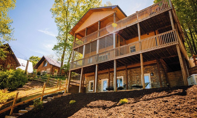 Ingles Casa | Charming 3-bedroom house on lovely Claytor Lake with AC, WiFi, and lake views