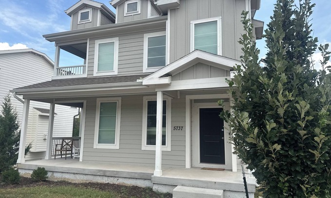 Raytown Casa | Charming 3-bedroom house 5 minutes from stadiums with balcony and garage