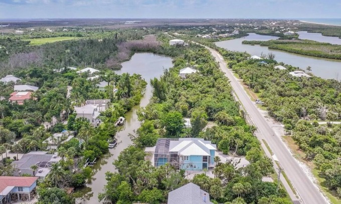 Sanibel Casa | Charming 3-bedroom house in Sanibel with AC and WiFi a short walk to the beach