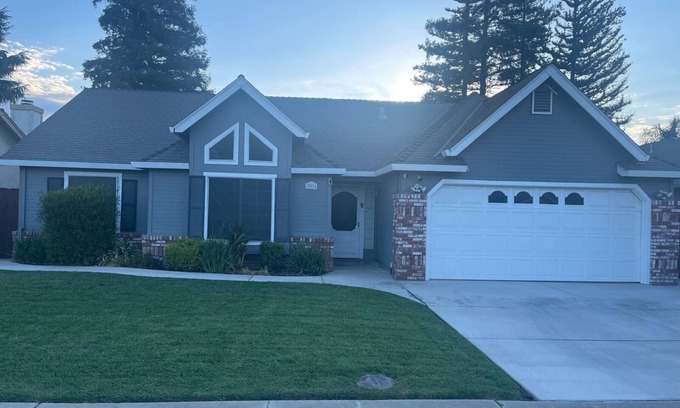 Turlock Casa | Charming 3-bedroom house in Turlock with AC and WiFi. Pool and Tub and Patio TV.