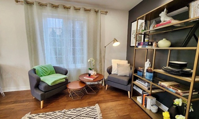 Barrie Casa | Charming 3-bedroom house with WiFi, AC in delightful Barrie