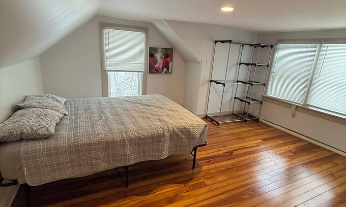 Erie Casa | Charming 3-bedroom house in Erie with WiFi and AC by Presque Isle and Lake Erie