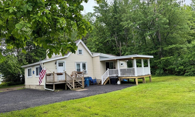Lake Erie Beach Casa | Charming 3-bedroom house with WiFi, spacious yard and close to Lake Erie Beach!
