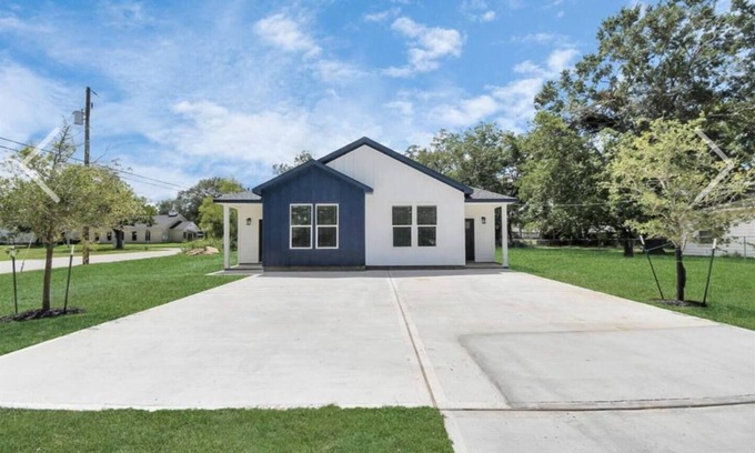 Conroe Casa | Charming 3-bedroom house with WiFi, fitness equipment in quaint Conroe
