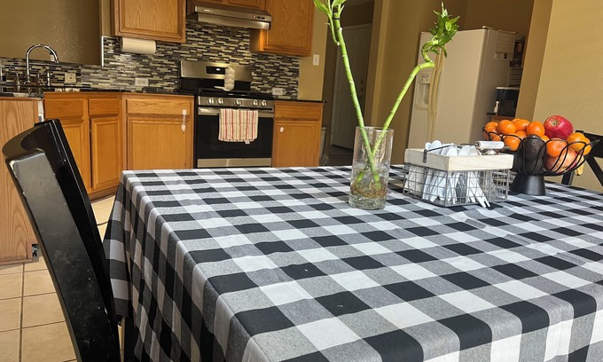 Hurst Casa | Charming 3-bedroom house with WiFi and fitness room in Hurst