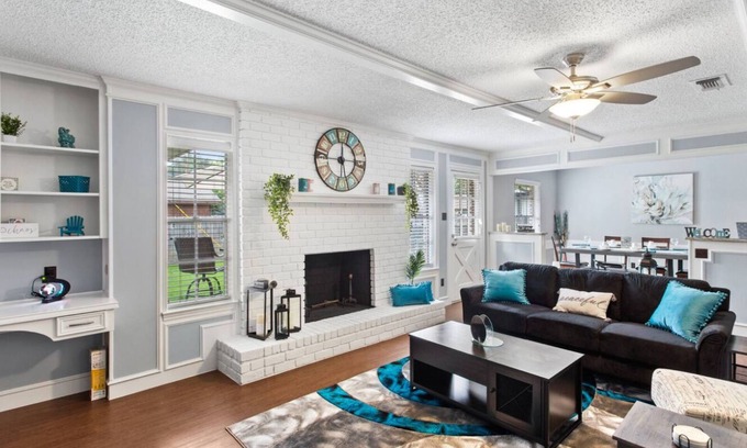 Irving Casa | Charming 3-bedroom house in Pleasant Irving with AC Near DFW & AT&T Stadium