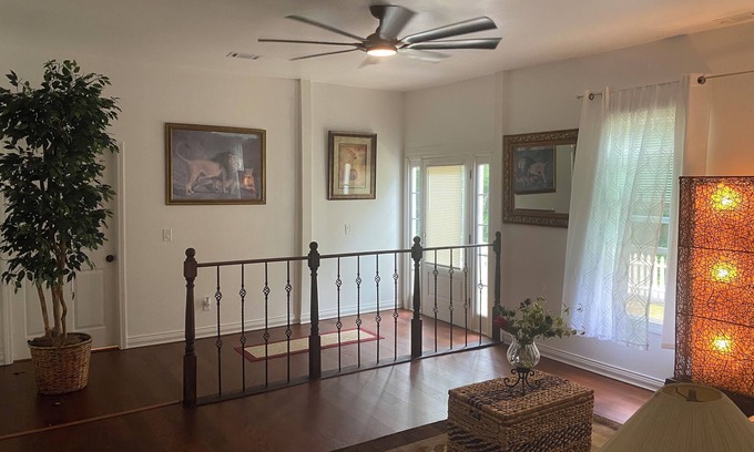 Newnan Casa | Charming 3-bedroom house in fantastic Newnan with AC. 25 minutes from airport.