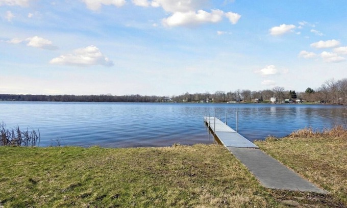 Kendall Casa | Charming 3-bedroom Lake House on Baseline Lake with WiFi AC in marvelous Allegan