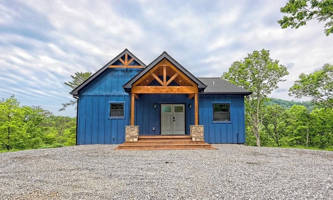 Hayesville Cabina | Charming 3 bedroom Riverside Cabin: WiFi, AC, & 3 Fireplaces in Hayesville, NC