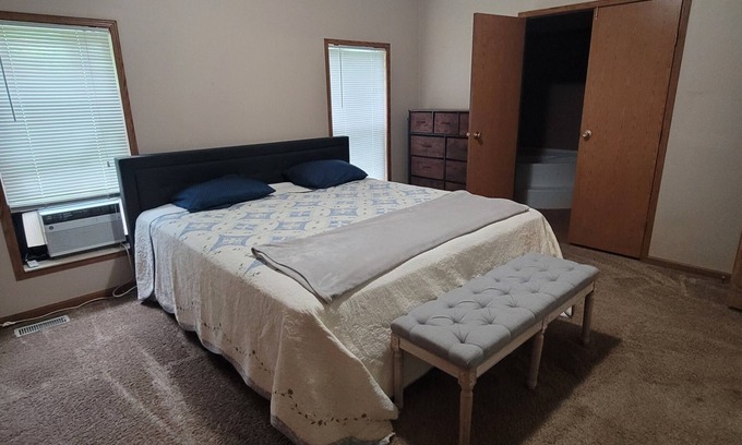 Tenstrike Complejo | Charming 3-bedroom resort with WiFi, TV, and AC located on beautiful Gull Lake!