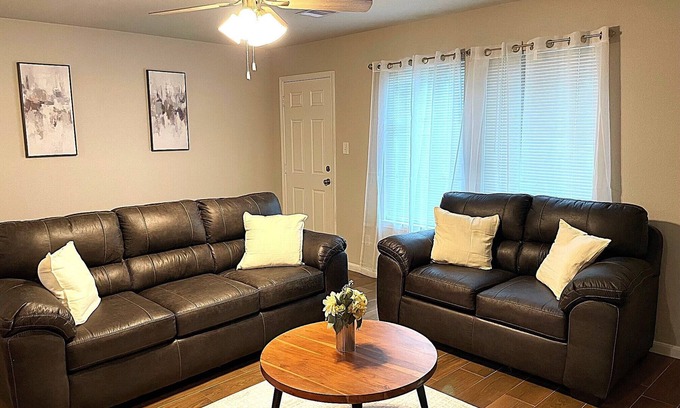 Southeast Houston Casa | Charming 3-bedroom single family house, family friendly in brilliant Hobby area.