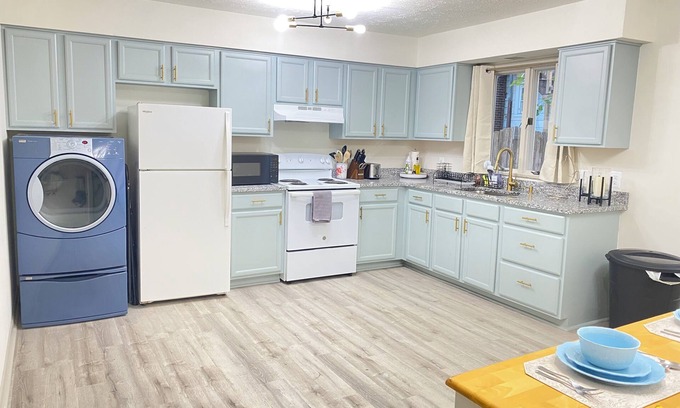 Winchester Casa | Charming 3-bedroom townhome with AC and WiFi in lovely Winchester