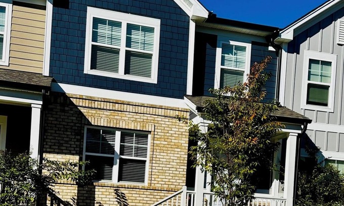 Raleigh Casa | Charming 3-bedroom townhome! It's cozy, pristine & 15 minutes to awesome Raleigh