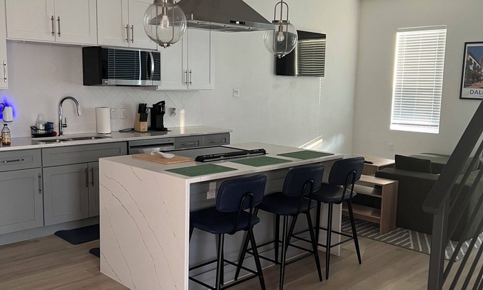 Dallas Casa | Charming 3-bedroom townhome in fantastic Dallas with AC