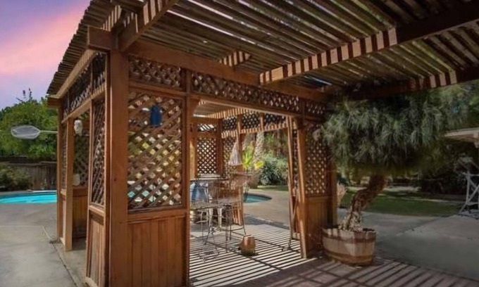 Greenacres Casa | Charming 3-bedroom house in delightful Bakersfield with WiFi, AC, and pool.
