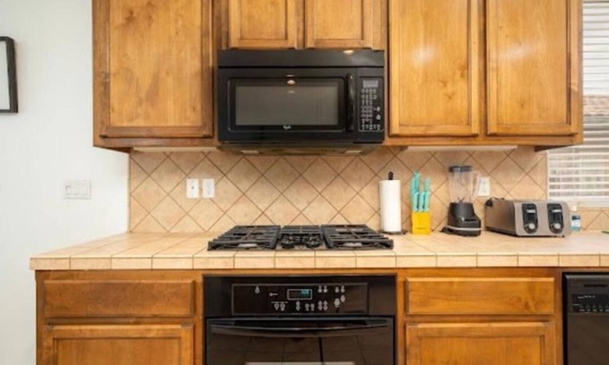 Rosedale Casa | Charming 3-bedroom house in lovely Bakersfield with WiFi, AC