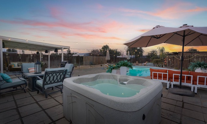 Greenacres Casa | Charming 3-bedroom house with Pool, hot tub and Tiki bar in Bakersfield