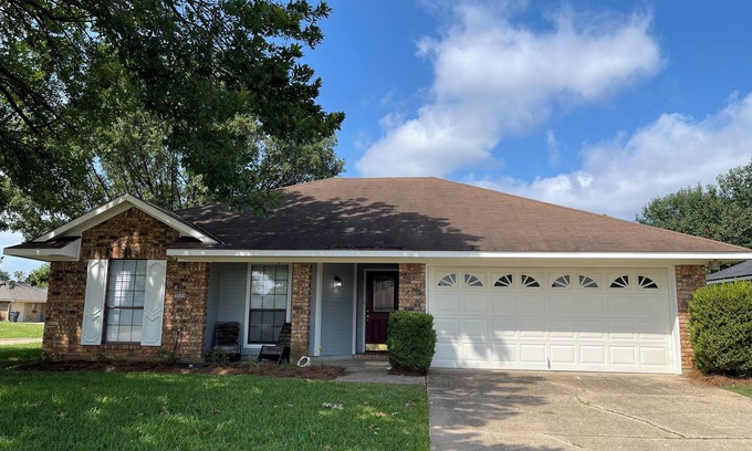 Bossier City Casa | Charming 3-bedroom with sunroom house in Bossier City with AC, WiFi