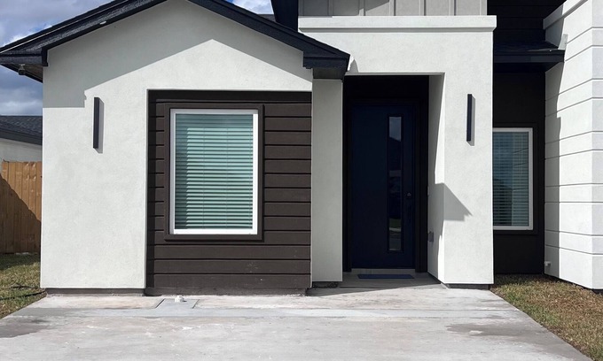 Brownsville Casa | Charming 3-bedroom house in Brownsville minutes away from SpaceX!
