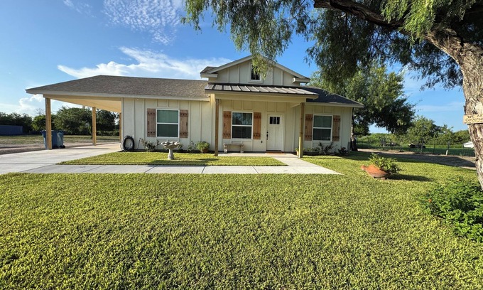 Brownsville Casa | Charming 3-bedroom house in Brownsville Cozy and comfortable modern farmhouse.