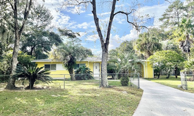 Hazel Heights Casa | Charming 3-bedroom house with Private Pool and Hot Tub.