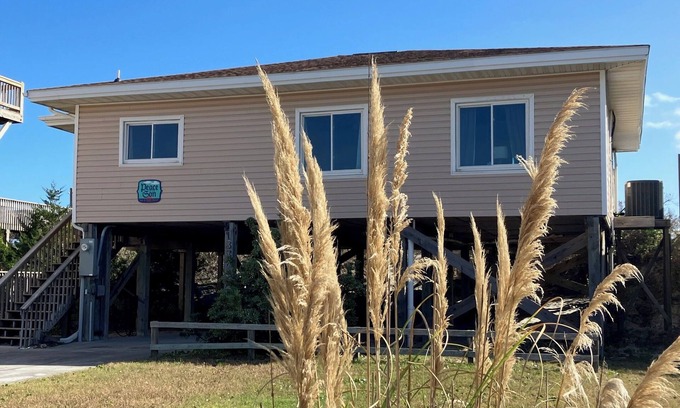 Topsail Beach Cabaña | Charming 3-bedroom Oceanfront cottage with WiFi and AC in Topsail Beach