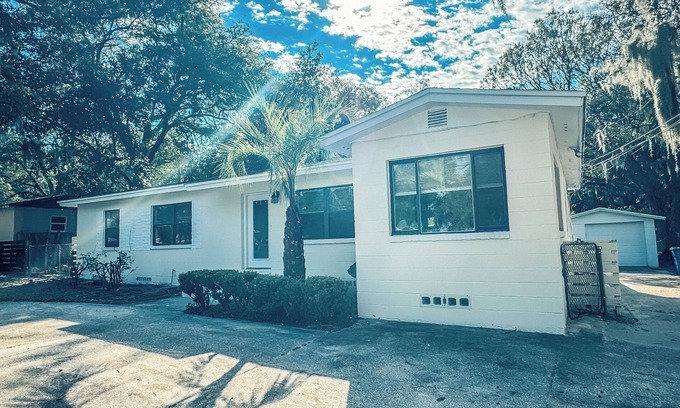 Arlington Casa | Charming 3-bedroom house in delightful Jacksonville with AC, WiFi