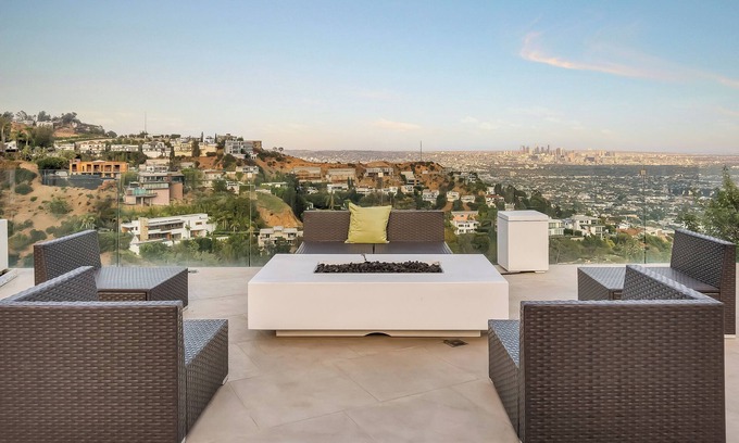 The Bird Streets Casa | Charming 3-bedroom estate in beautiful Los Angeles with WiFi, AC, fitness room