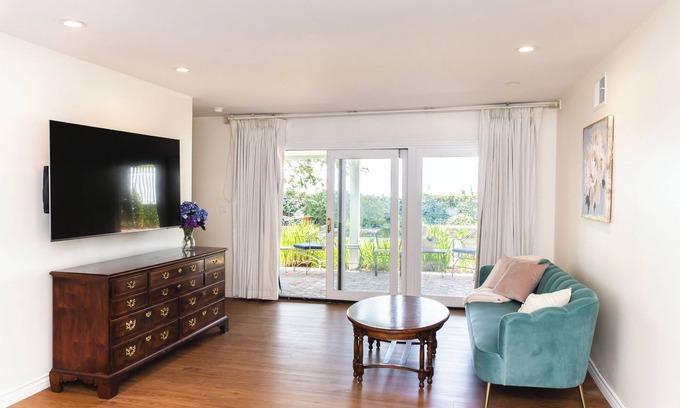 Hollywood Hills West Cabaña | Charming 3 bedroom luxury cottage in Los Angeles hills WiFi, AC Family Friendly