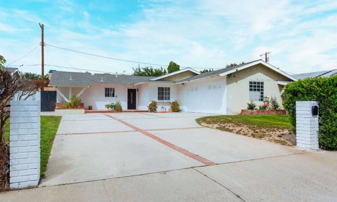 Canoga Park Casa | Charming 3-bedroom house in Peaceful West Hills, Los Angeles