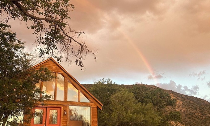 Nambe Pueblo Cabina | Charming 3-bedroom cabin with WiFi, AC in peaceful Ojo Caliente