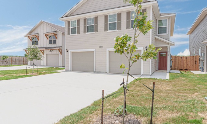 San Antonio Casa | Charming 3-bedroom townhome in San Antonio with WiFi and AC