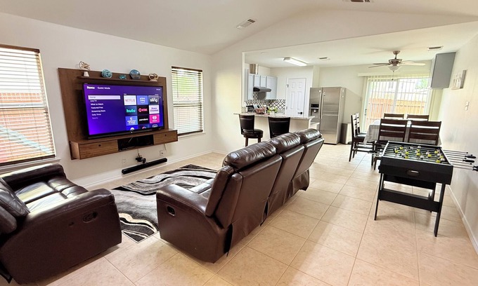 Heritage Casa | Charming 3-bedroom house with WiFi in San Antonio near SeaWorld / Lackland AFB