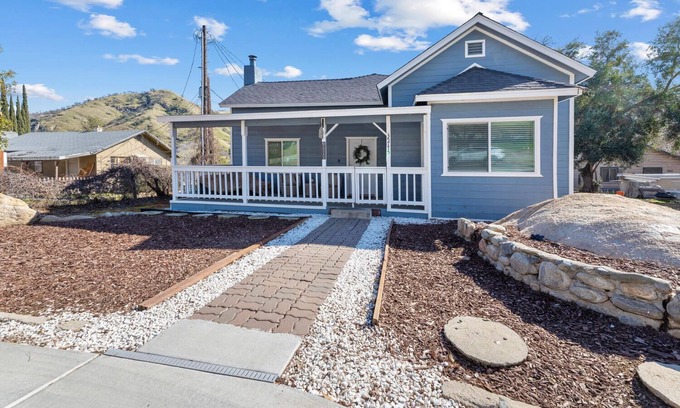 Springville Casa | Charming 3-bedroom Cottage, near the Springville Ranch& Sequoia National Forest