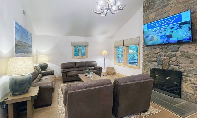 Reeders Cabina | Charming 3 Bedroom Cabin in the Poconos on Private Resort