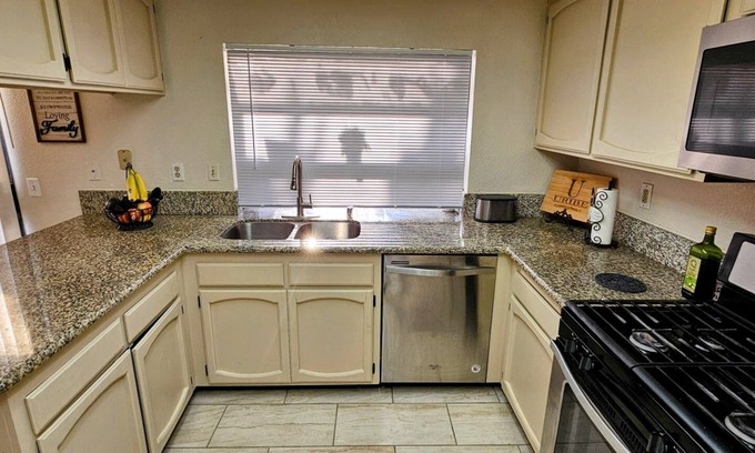 Victorville Casa | Charming 3-bedroom house with AC and WiFi in serene Victorville