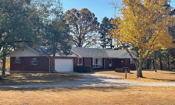 Waynesville Otro | Charming 3-bedroom farmhouse in Waynesville with AC, WiFi