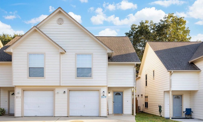 Tomball Casa | Charming 3 br Blue Door Townhome