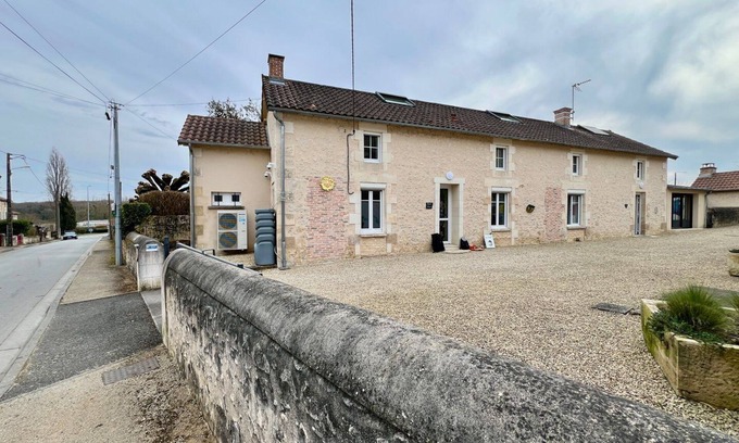 Lussac-les-Chateaux Casa | Charming 3 bedroom house