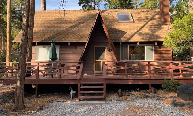 Fern Valley Cabina | Charming 3-bedroom cabin in Idyllwild-Pine Cove with WiFi
