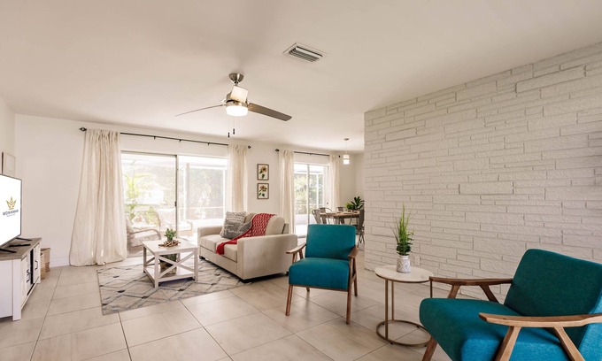 Central Corals Casa | Charming 3bd 2 br Pet Friendly Workspace Beach house close to shopping
