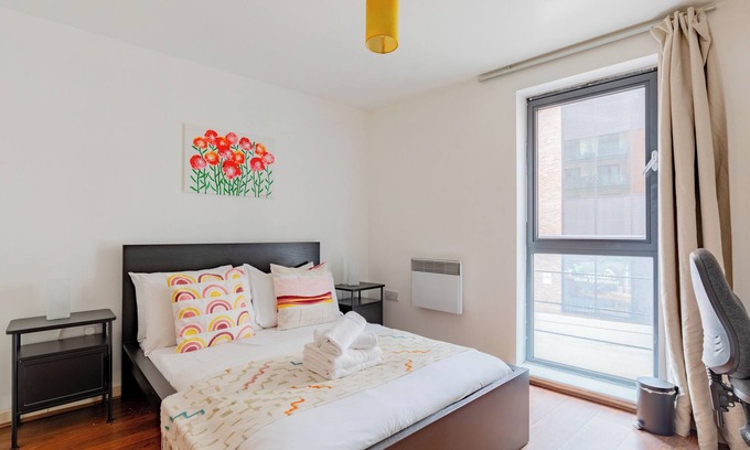 Leyton Apartamento | Charming 3BD Retreat with Balcony, East London