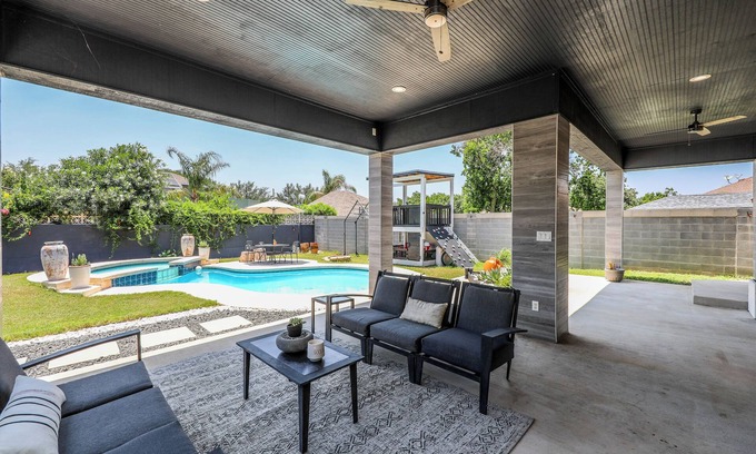 Bonanza Casa | Charming 3bdrm home with pool, fitness rm,and relaxing backyard North of Laredo.